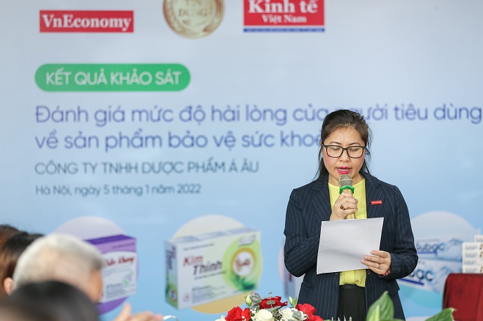 đại diện Tạp chí Kinh tế Việt Nam chia sẻ kết quả khảo sát trong buổi tọa đàm